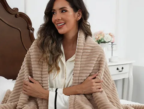 Prążkowany koc do rzucania z flaneli