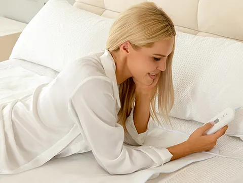 Biały poliester elektryczny pod kocem